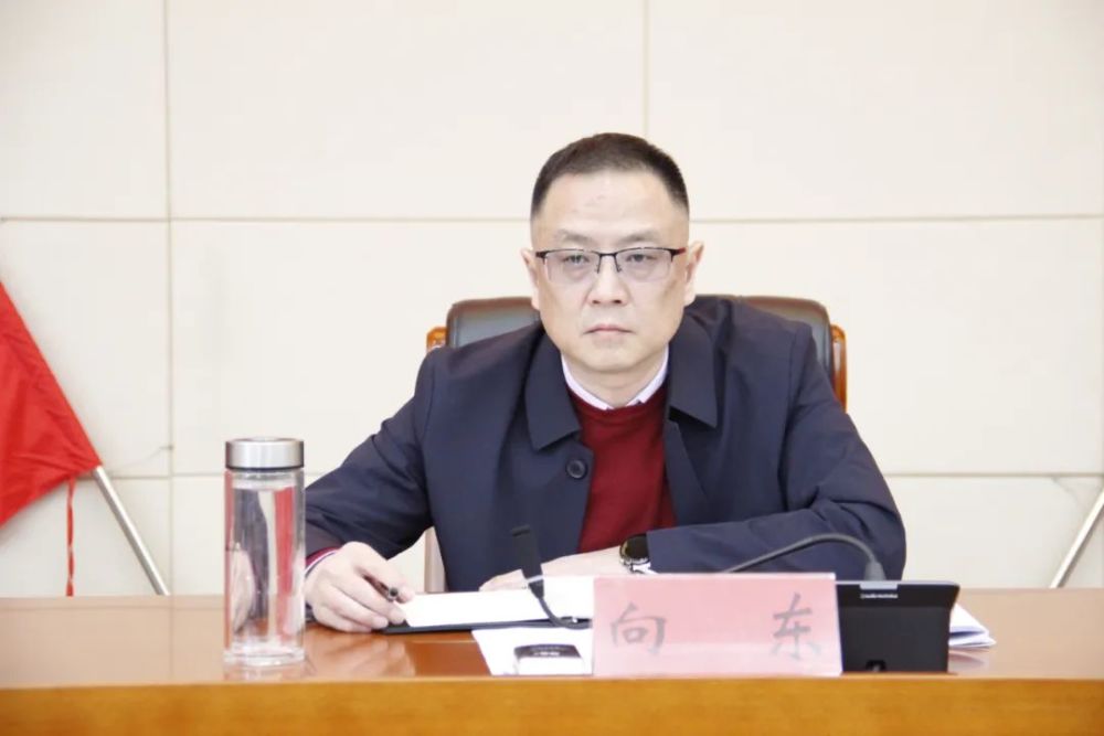 县委常委,县委宣传部部长许剑主持会议.