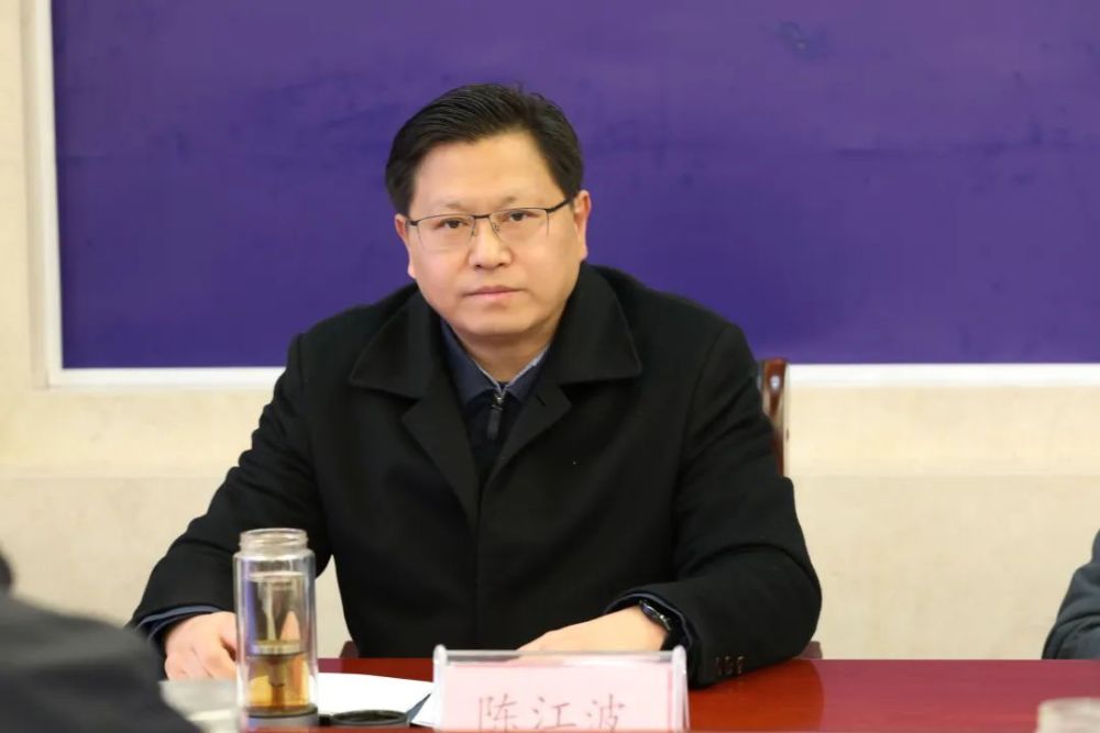 在认真听取工作情况汇报后,陈江波对基层检察院工作情况和干警的精神