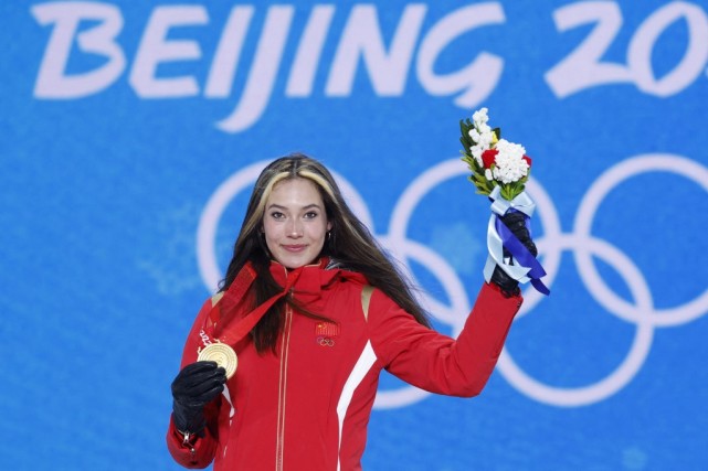 荣耀时刻谷爱凌再登冠军领奖台亲吻金牌送出飞吻