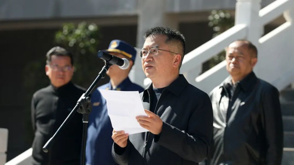 仪式上,陈锐副州长代表州人民政府向进驻楚雄的昆明森林消防支队50名