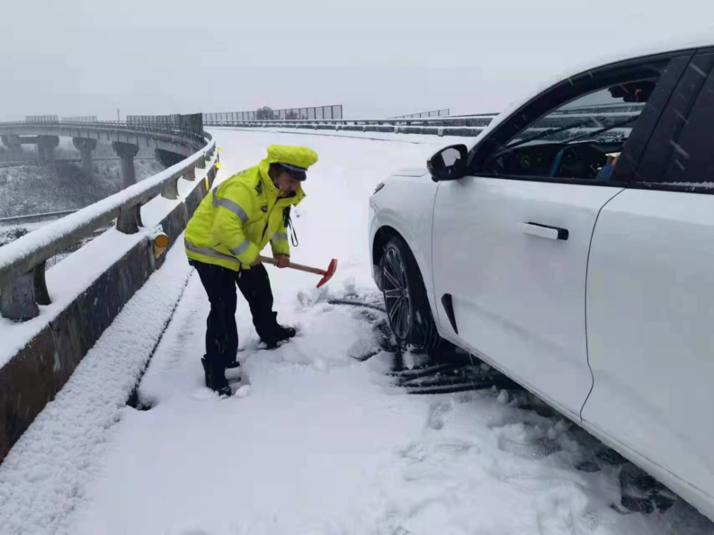 低溫雨雪冰凍四級應急響應啟動!請提前規劃,避開惡劣天氣出行!