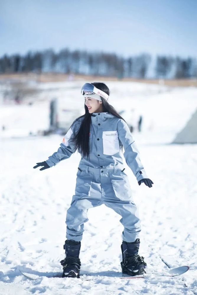 雪地大片更少不了超酷滑雪板,摆好姿势站在滑雪板上是小白们最易上手