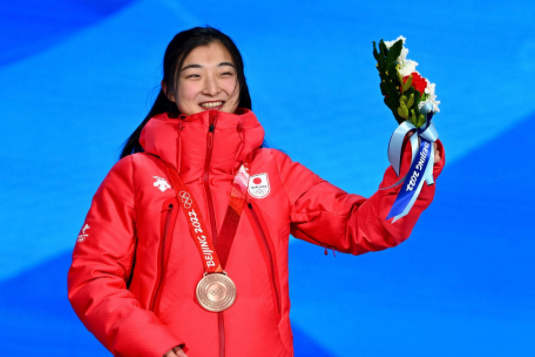 花滑颁奖典礼千金亲吻金牌莎莎开怀大笑坂本花织激动如夺冠