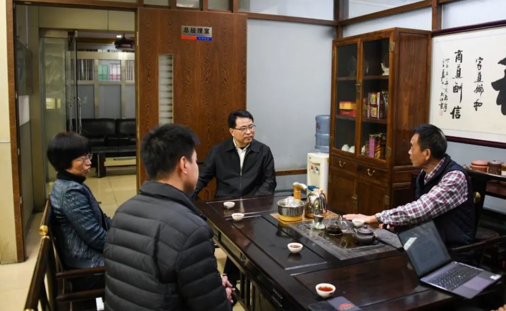 镇党委书记匡志接连到中山市英联包装材料有限公司和中山市开元灯饰