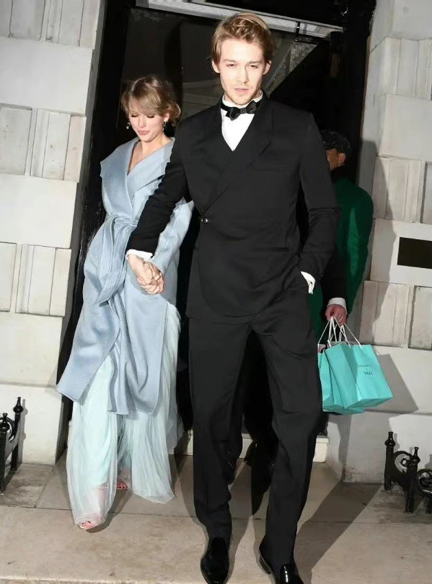 外媒曝霉霉taylorswift和joealwyn订婚相爱五年修成正果