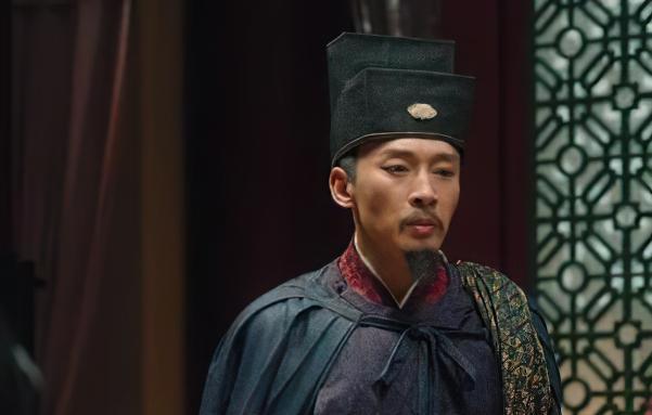 曹谏死后,曹利用凭借父亲的恩荫"补殿前承旨,改右班殿直".