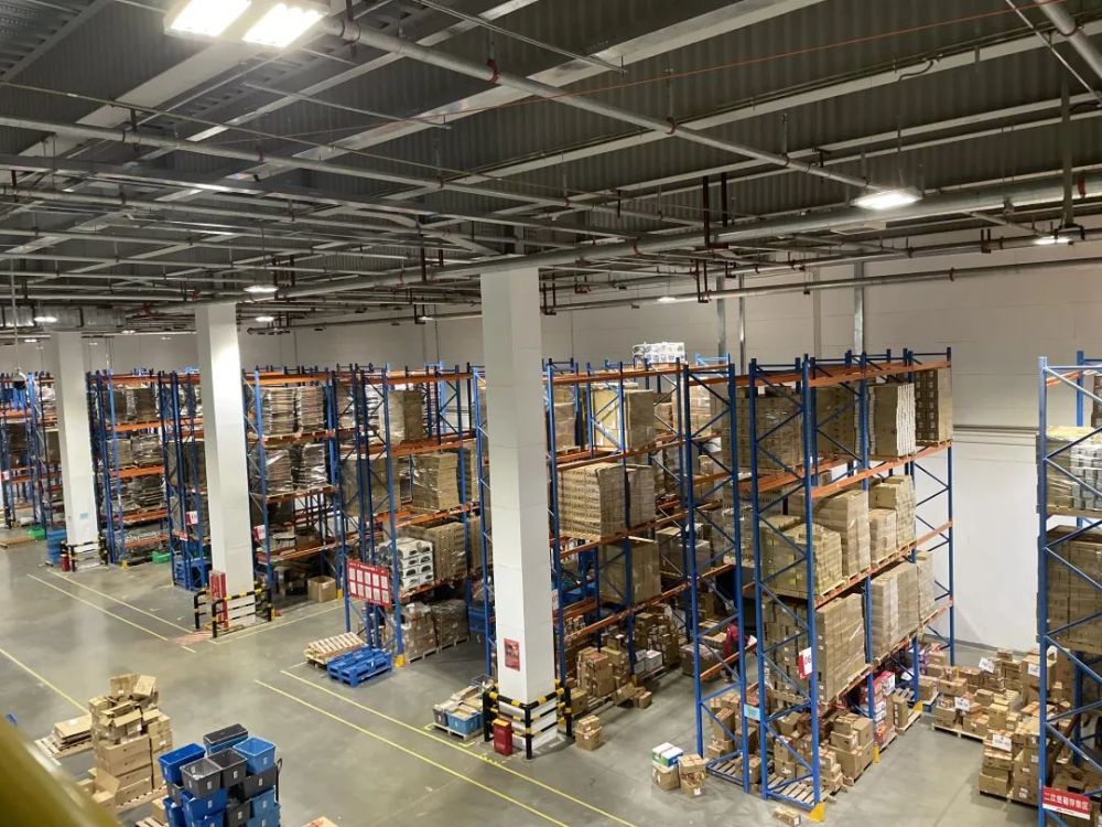 中外媒体走进京东探见智能化构建电商物流新基建未来