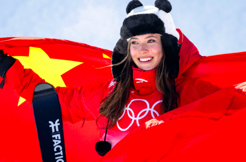 颁奖仪式谷爱凌努力唱国歌展示民族自豪感即将返回美国读大学