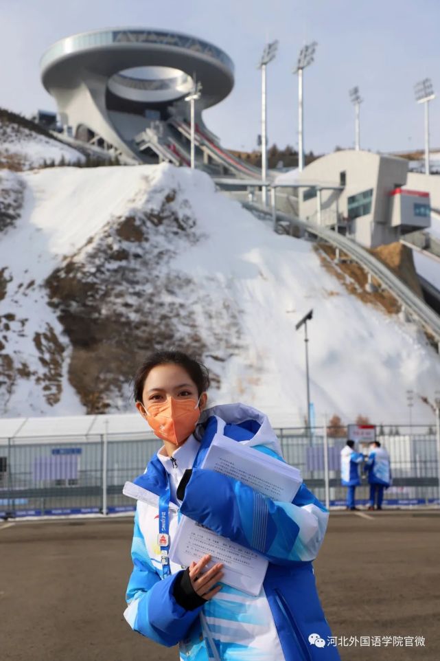 大家好,我是北京2022年冬奥会志愿者李金莹,目前我在张家口山地转播