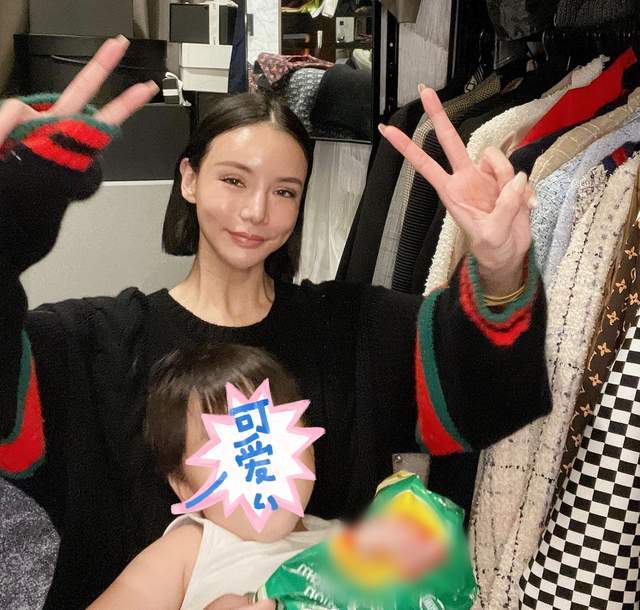 何猷君前任林慧俐风光出嫁,聘礼堆满屋比人高,与老