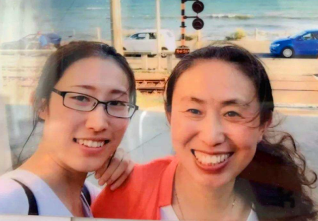 摄影师跟拍江歌妈妈江秋莲五年照片曝光揭秘日本发誓回国告刘鑫