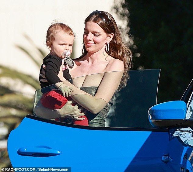 32岁茱莉亚分手后首现身开豪车带娃兜风和侃爷短暂恋爱收获颇丰