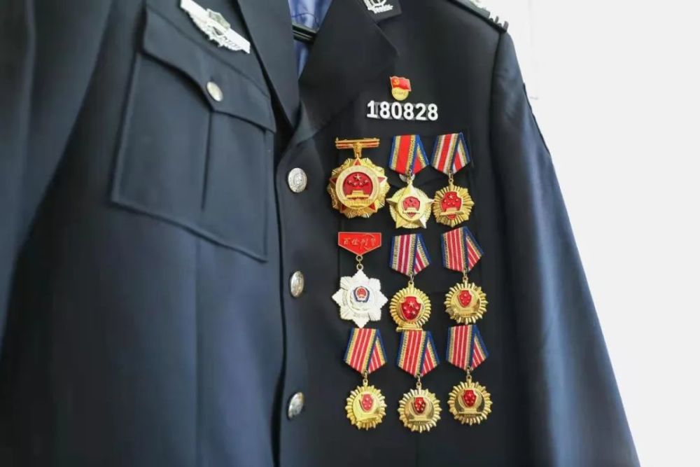 于他而言,一身藏蓝是奉献和担当,一枚警徽是责任和使命.