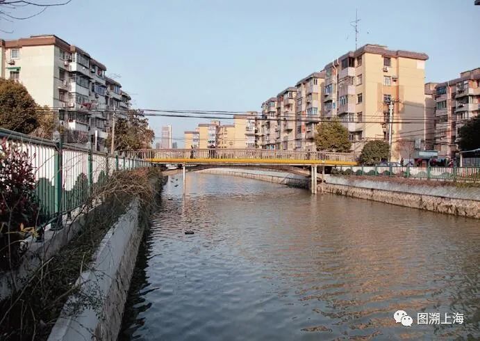 新桥镇境内有一个春申村,以北端的春申塘河流得名.