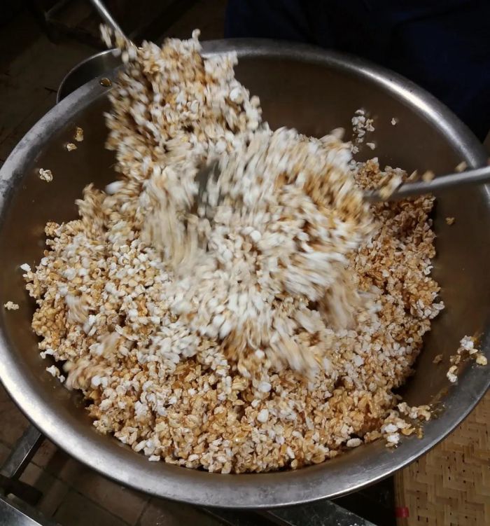 今天,佛山地区制作"爆谷"的过程 资料图现代爆谷用的糯谷是带壳的糯米