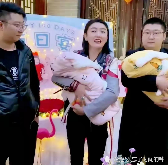 近日,网上盛传张玉娇的双胞胎孩子过百天时的照片,站在她旁边,抱着