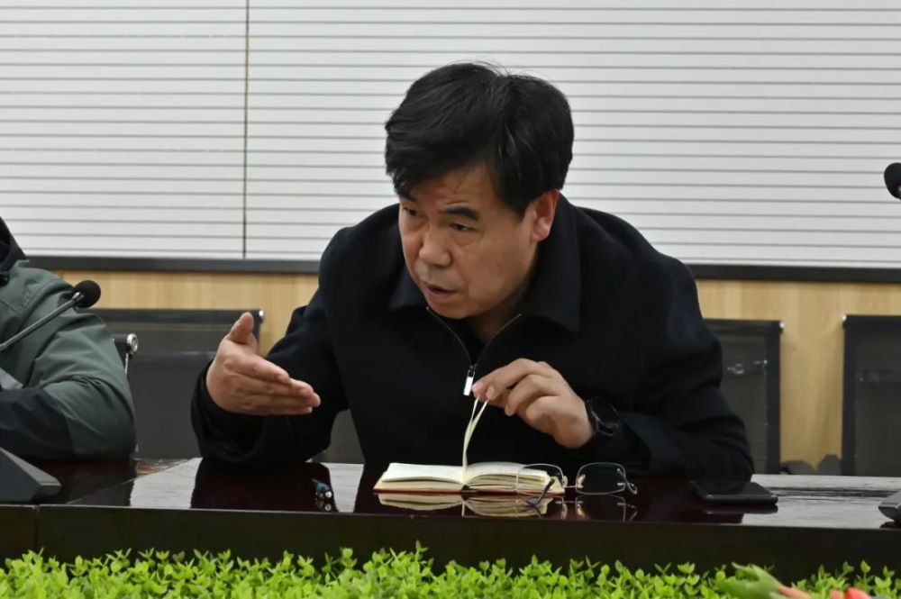 白永亮汇报教学办主任王进伟汇报团委书记赵斌刚汇报综合服务部掠影总