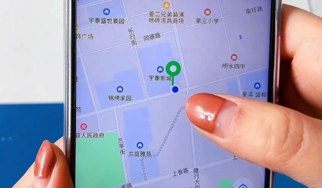 微信里隐藏一个定位功能按一下就能找到对方老人小孩儿都要会
