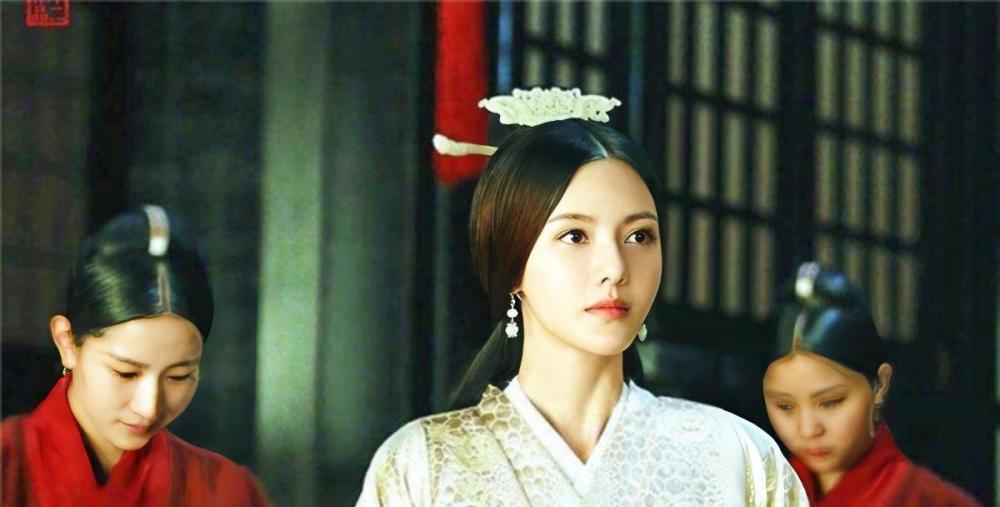 当时秦宜禄有求于袁术,所以当袁术为他介绍婚事时,秦宜禄根本不敢拒绝