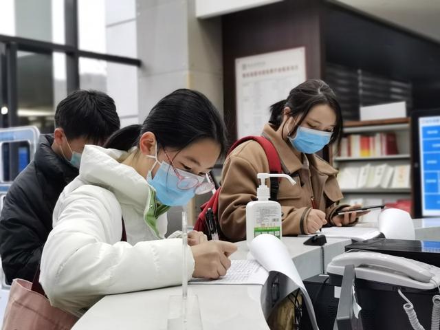 做好登记,查验"三码",完成一系列疫情防控措施后方能入馆