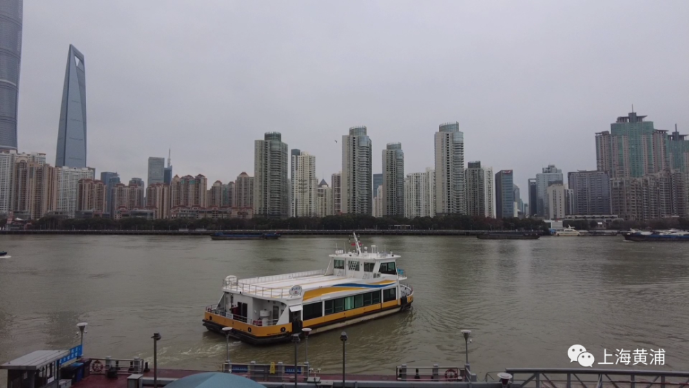 记者在陆家浜路渡口看到,售票窗口早已关闭,并不断播放着温馨提示.