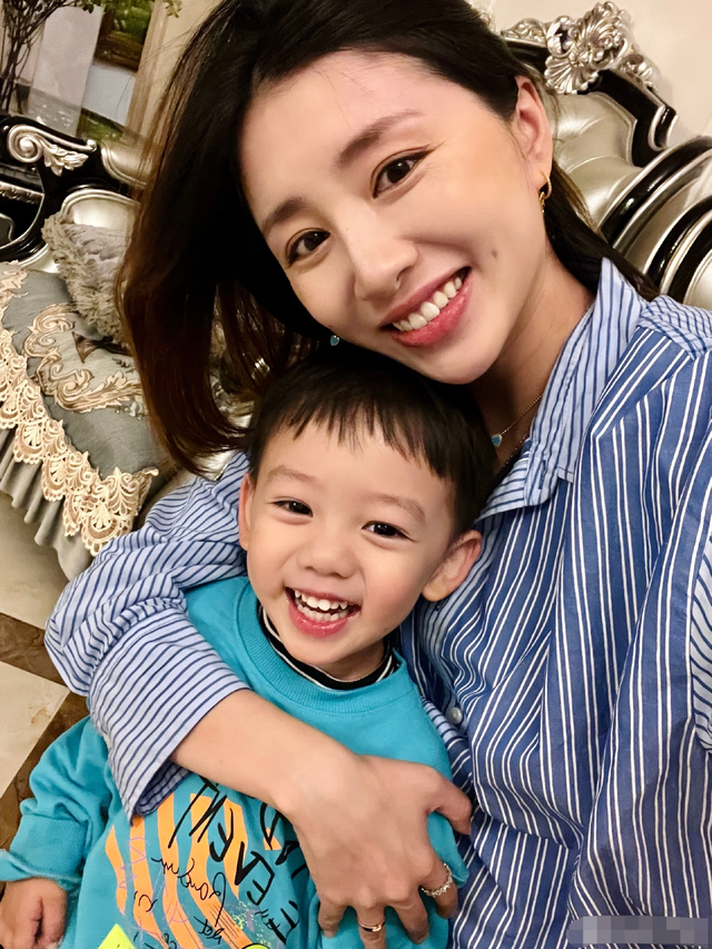 又一个"冬奥宝宝"出生,周捷二胎成功产女,一胎儿子高颜值抢眼_腾讯