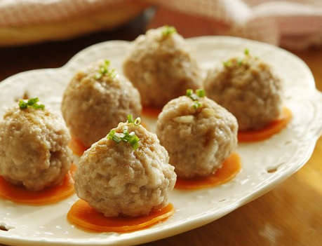 丸子紧致不松散当然有妙招,这次要分享给大家的是清蒸肉末豆腐丸子