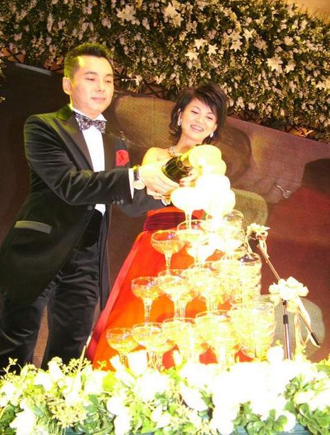 这套婚纱是著名设计师张肇达专门为李湘婚礼定做的