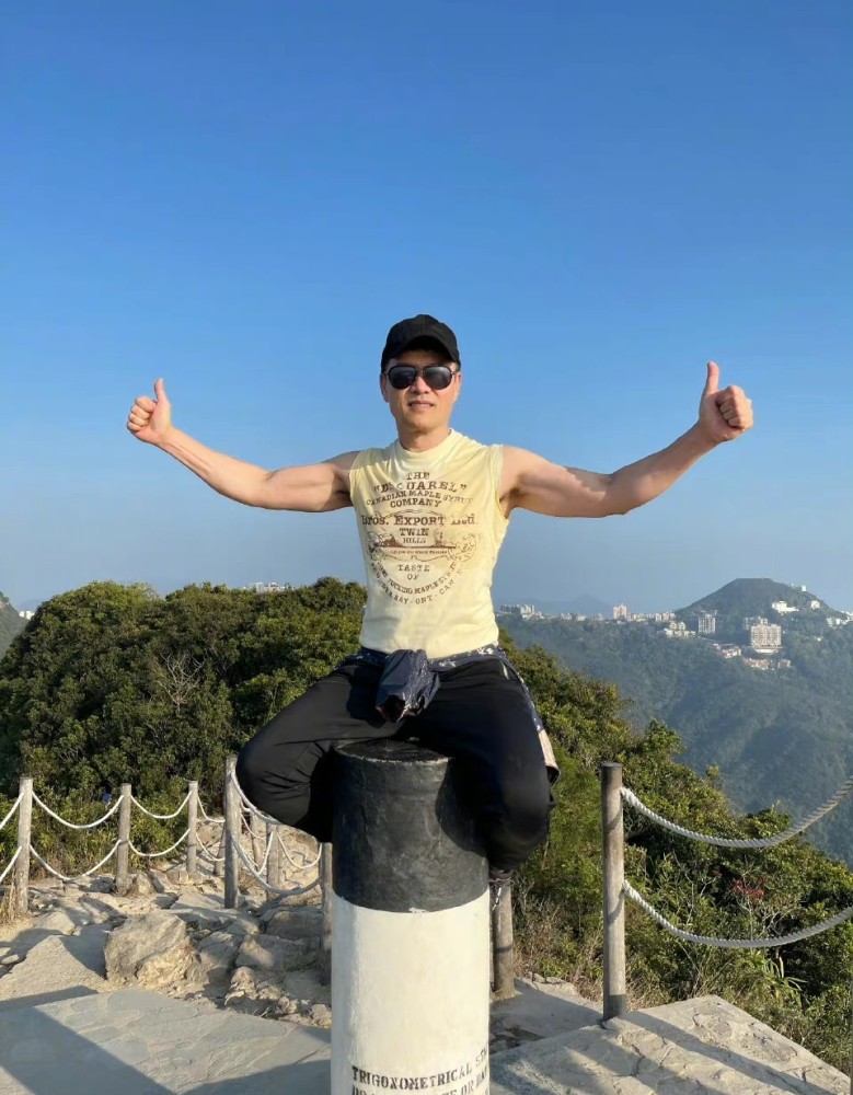 吕良伟晒夫妻登山照贴心紧扶小15岁娇妻手臂肌肉壮硕显年轻