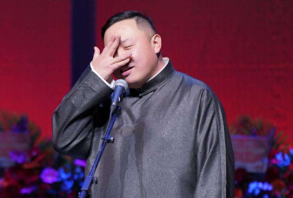 德云社阎鹤祥坐飞机误喝邻座女士的饮料对方的反应很暖心