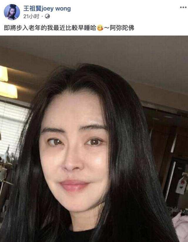 55岁王祖贤近照曝光穿僧袍戴口罩素颜出门