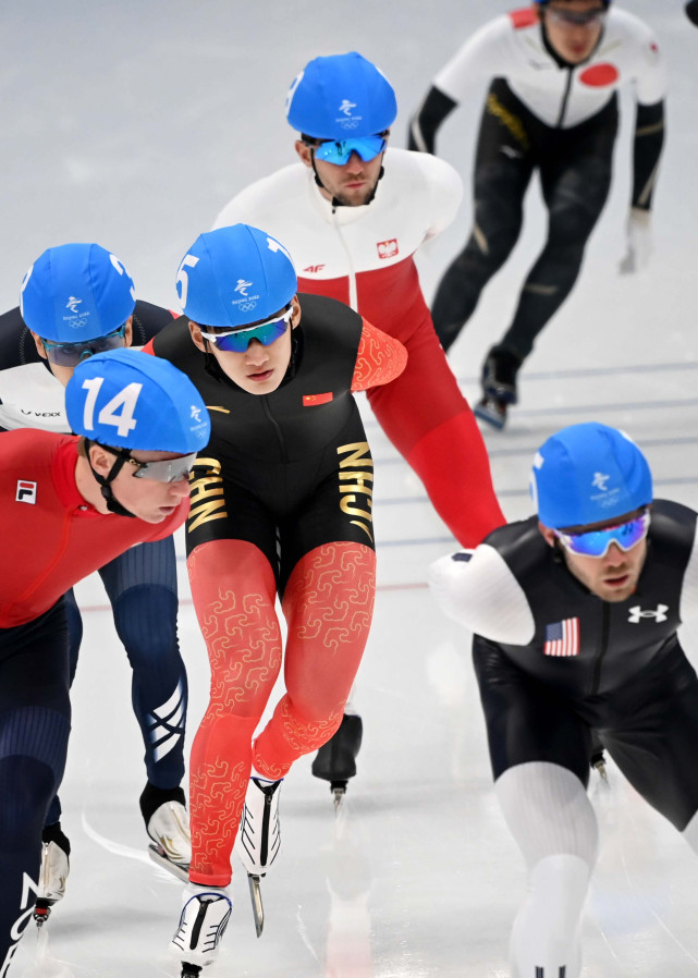 新华社记者 程婷婷 摄当日,北京2022年冬奥会速度滑冰男子集体出发半