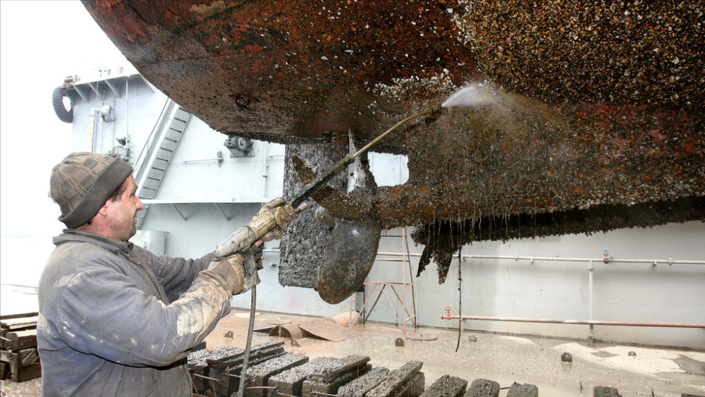 远洋帆船底部到底有多脏长满藤壶苔藓看高压水枪清洗过程