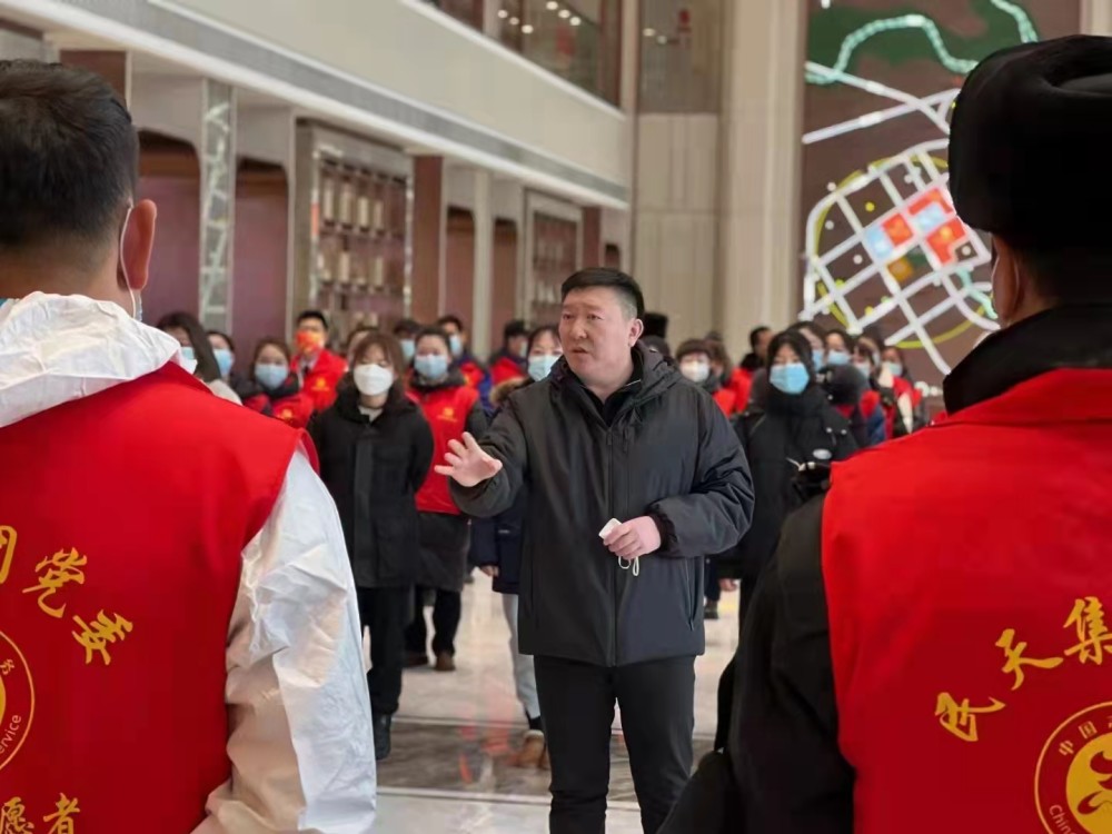 朱天民会长还率先垂范,亲力亲为,参加疫情防控狙击战.