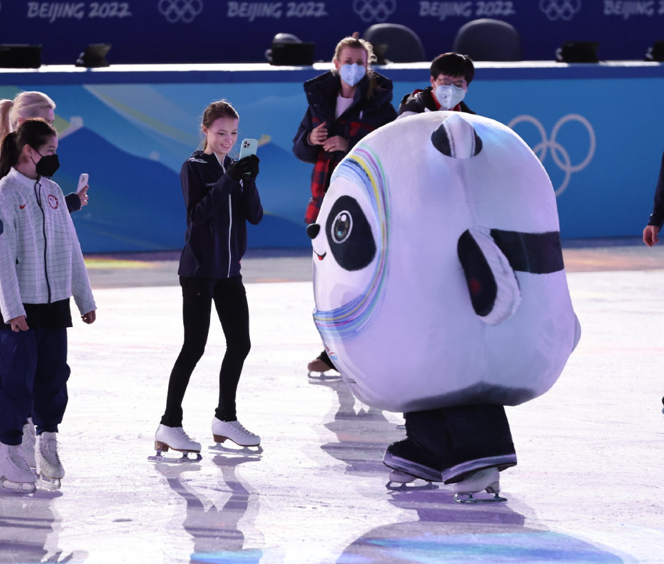 冰墩墩滑冰图集_腾讯新闻