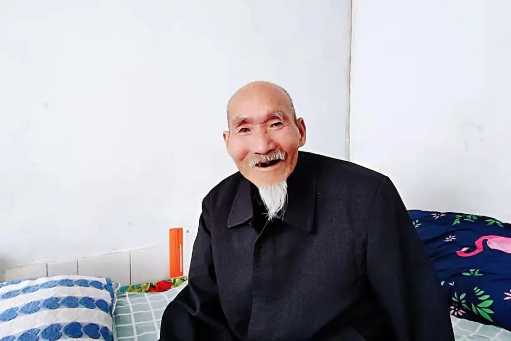 据介绍,张俊川老人出生于1918年1月,祖籍山东菏泽