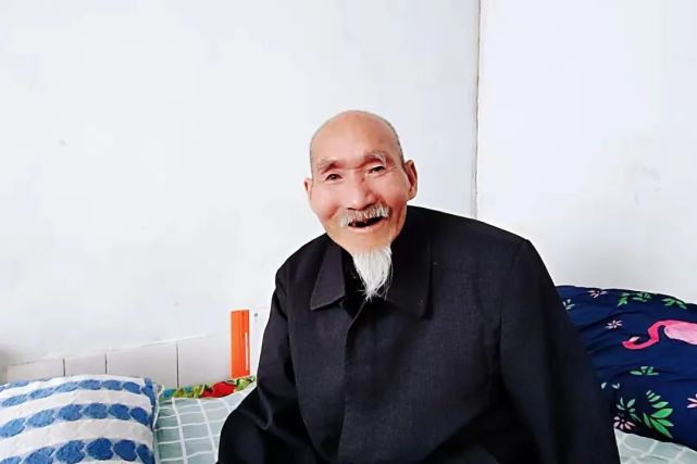 据介绍,张俊川老人出生于1918年1月,祖籍山东菏泽