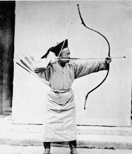 清朝前身是女真族,女真族从小在马背上长大,弓箭骑射是他们的看家本领