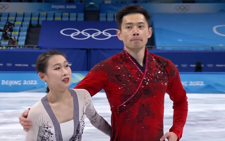 84分!彭程/金杨冲到第1,两人跪地相拥而泣,全场欢呼鼓掌_腾讯新闻