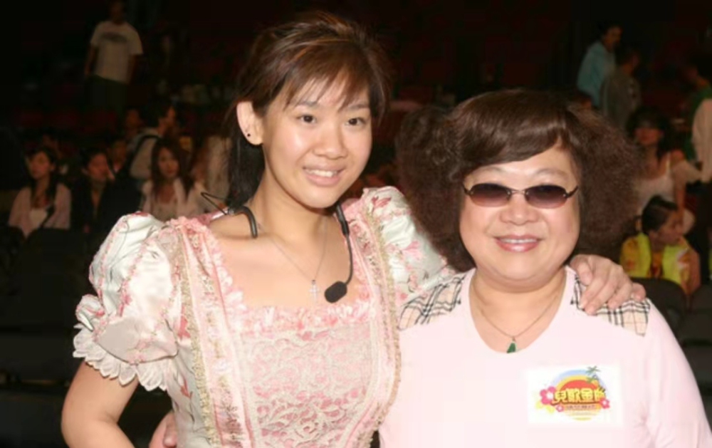 沈殿霞离世14年郑欣宜发长文怀念母亲想找到像妈妈一样疼自己的人