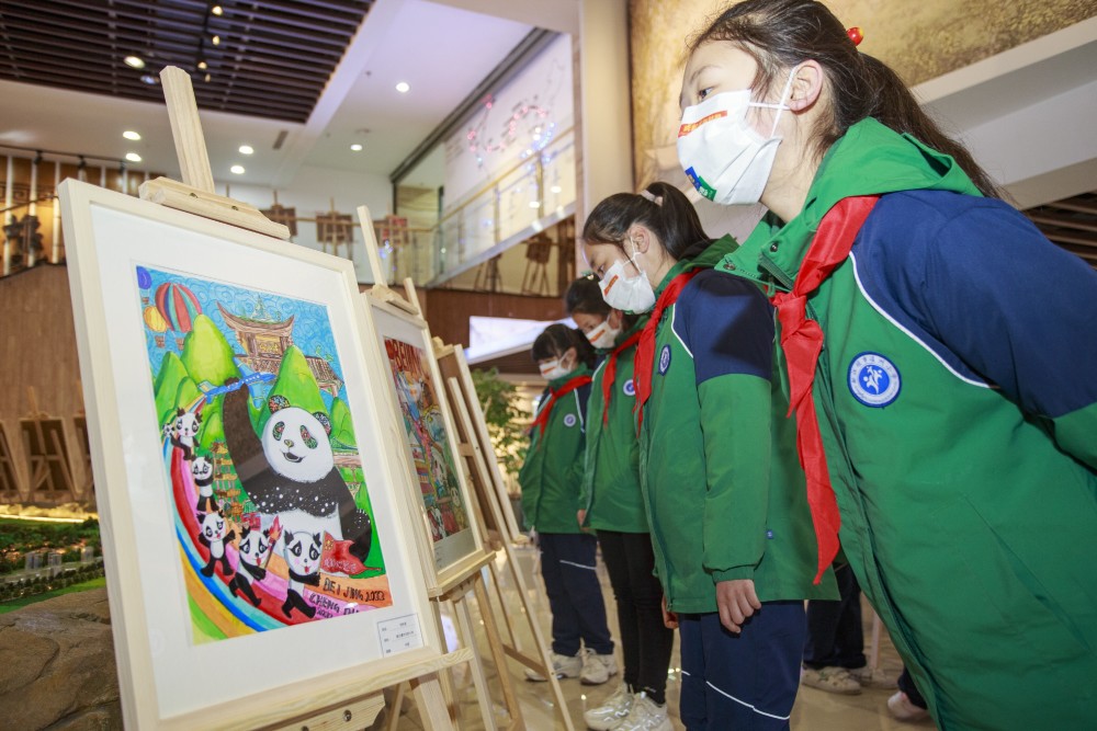 為冬奧會喝彩為大運會加油都江堰市國際友城青少年畫展開幕