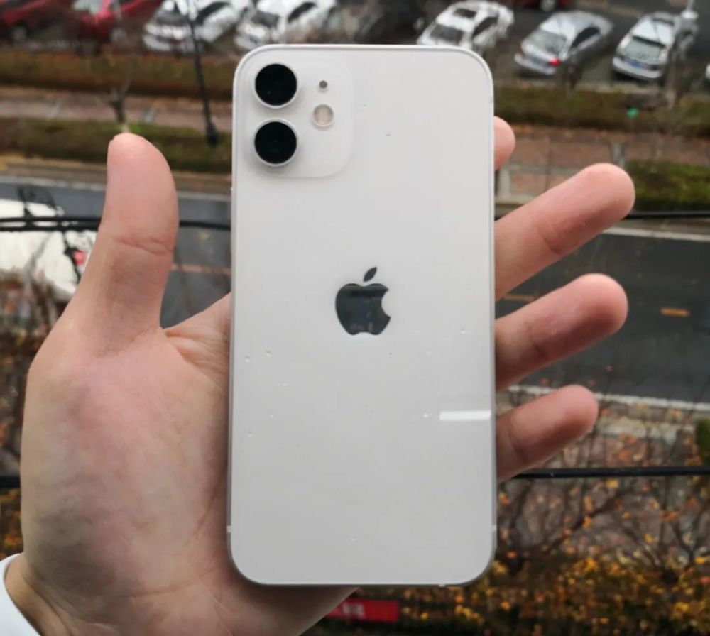 苹果"小屏"旗舰手机,从5499跌至3299,a14芯片 5.4寸屏幕!_腾讯新闻