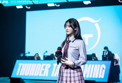 小钰再穿jk制服出镜衣服还是藏不住好身材而腐团儿的jk更漂亮