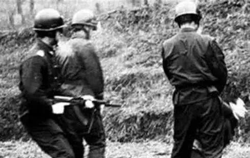 历史老照片1983年严打时枪毙死刑犯现场罕见照片