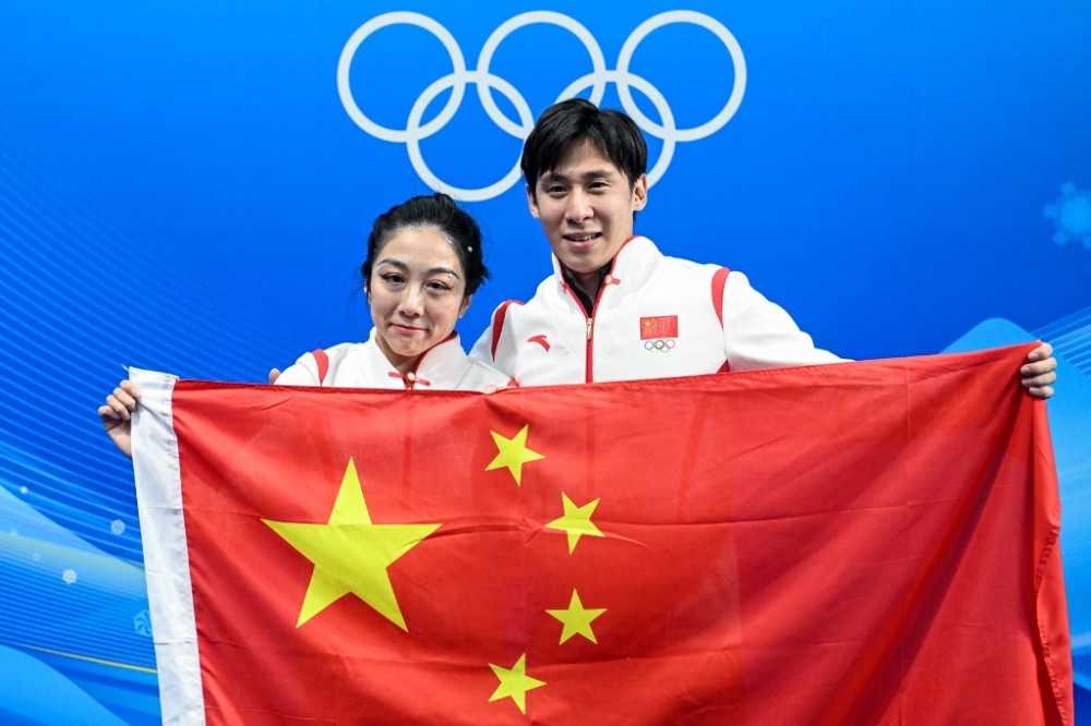 荣耀时刻韩聪举着隋文静登冠军领奖台互戴金牌感动落泪