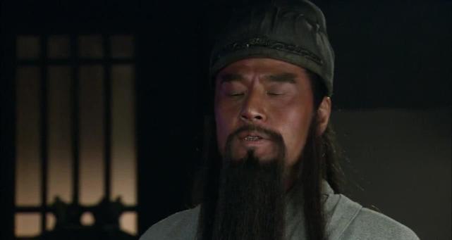 纵观关羽的一生,作为军人,算是很精彩了,因为他既做过将领,上阵砍过人