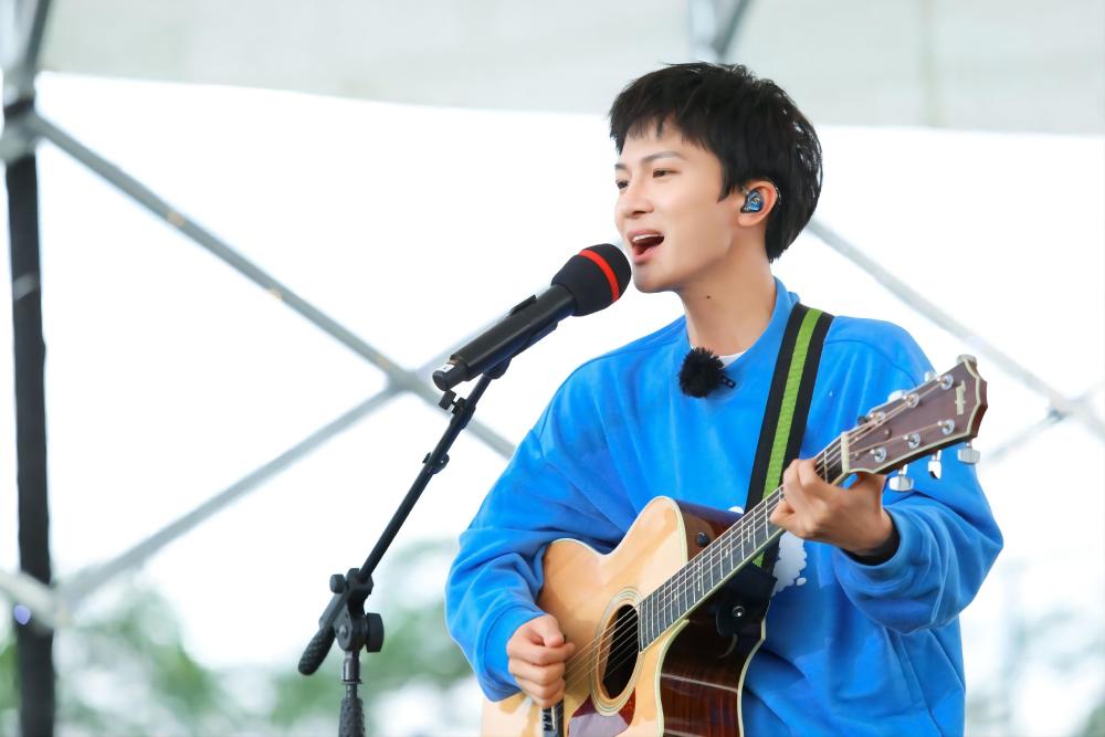 周深,夜灯下一把木吉他,你是否还是那个少年|真夏的樱花插图2