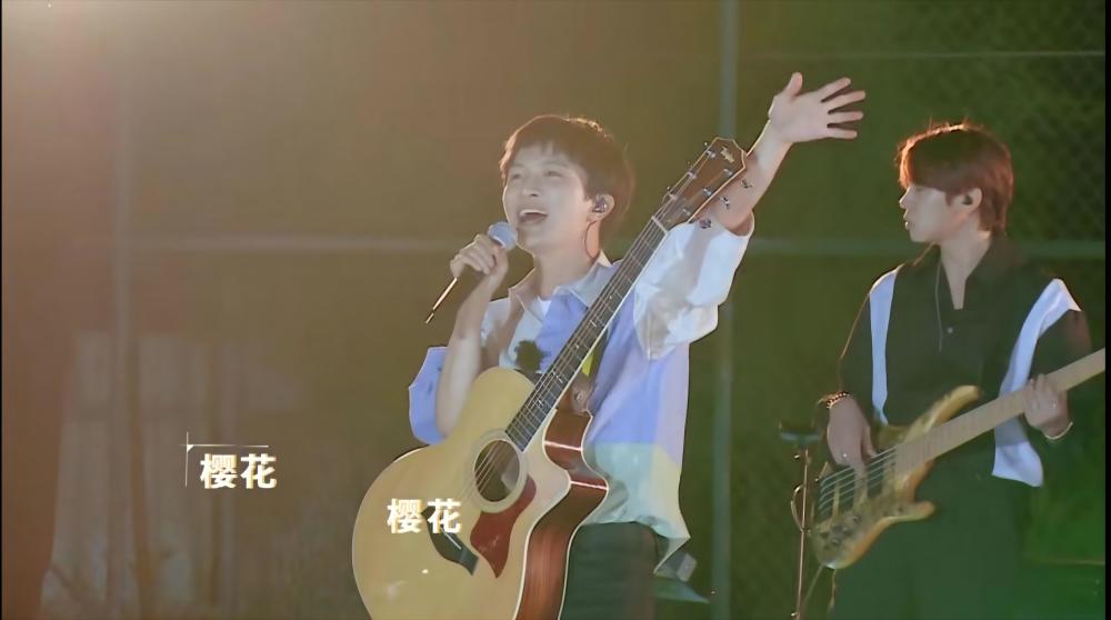 周深,夜灯下一把木吉他,你是否还是那个少年|真夏的樱花插图3