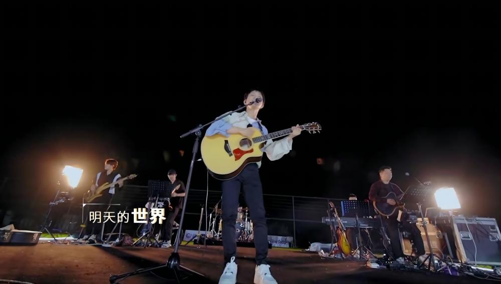 周深,夜灯下一把木吉他,你是否还是那个少年|真夏的樱花插图5