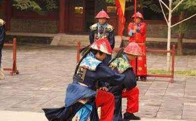 此之前有站着上朝的,也有坐着上朝的,唯有到了明清见了皇帝必须得下跪